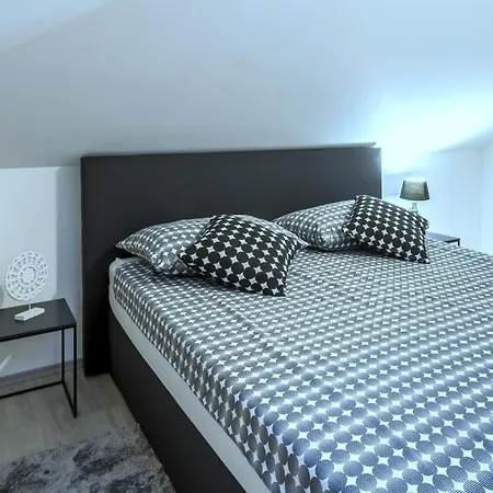 In Kastel Novi With Balcony, Air Conditioning, W-lan, Washing Machine 5105-1 * Kastela