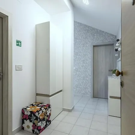 In Kastel Novi With Balcony, Air Conditioning, W-lan, Washing Machine 5105-1 Kastela